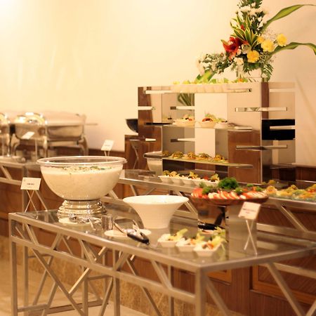 فندق Ramada Plaza شيناي المظهر الخارجي الصورة A buffet table