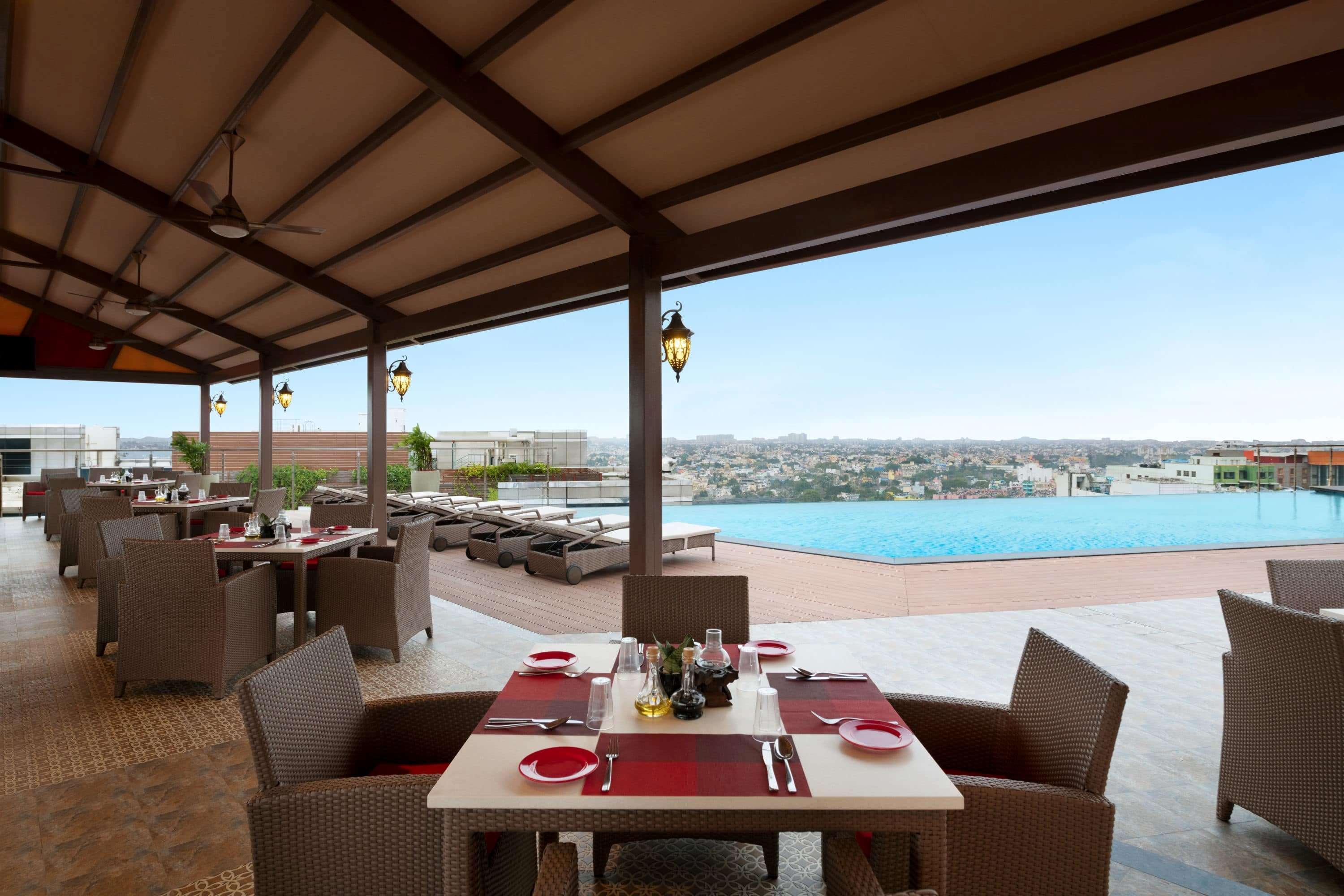 فندق Ramada Plaza شيناي المظهر الخارجي الصورة The pool at the hotel