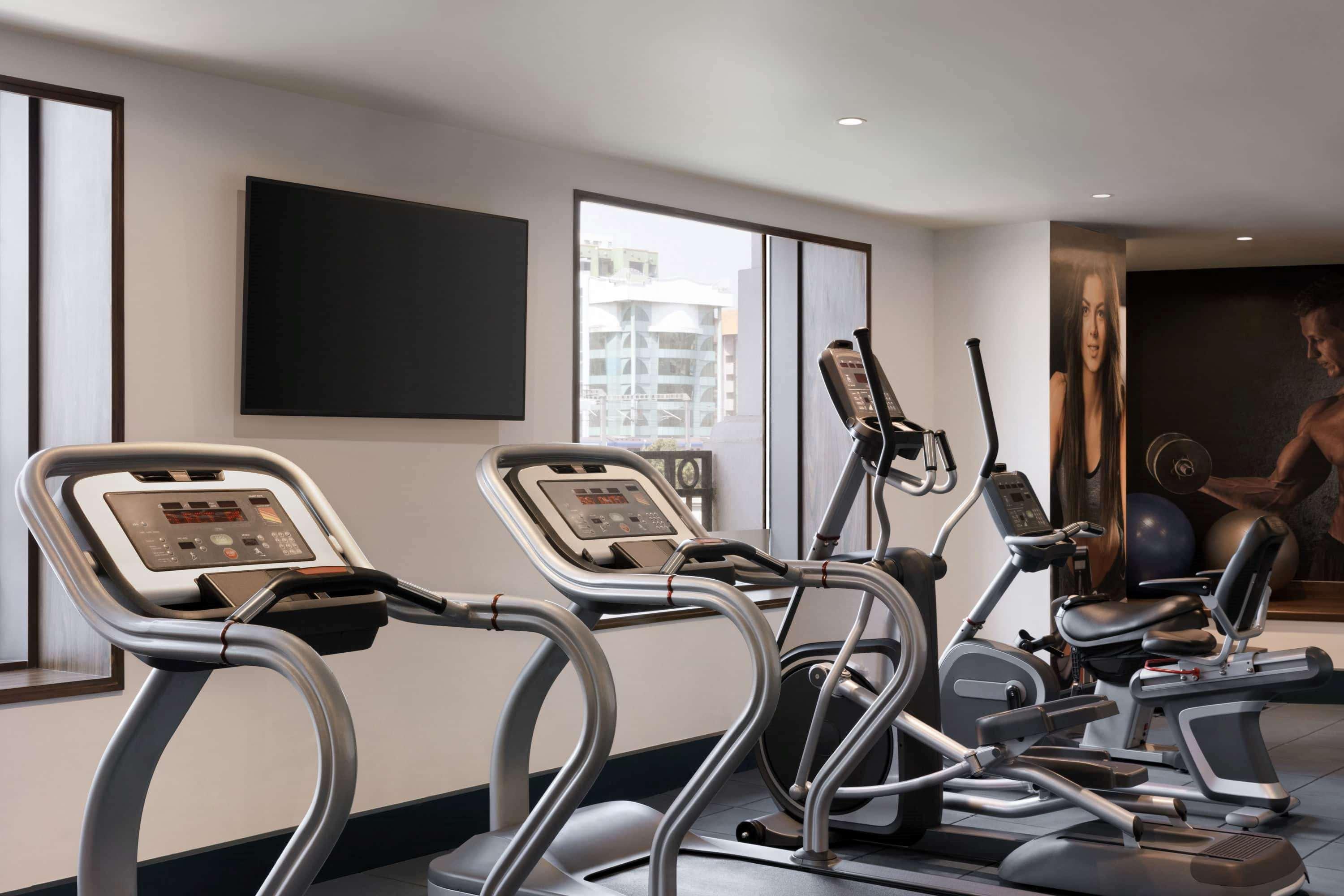 فندق Ramada Plaza شيناي المظهر الخارجي الصورة The gym at the hotel