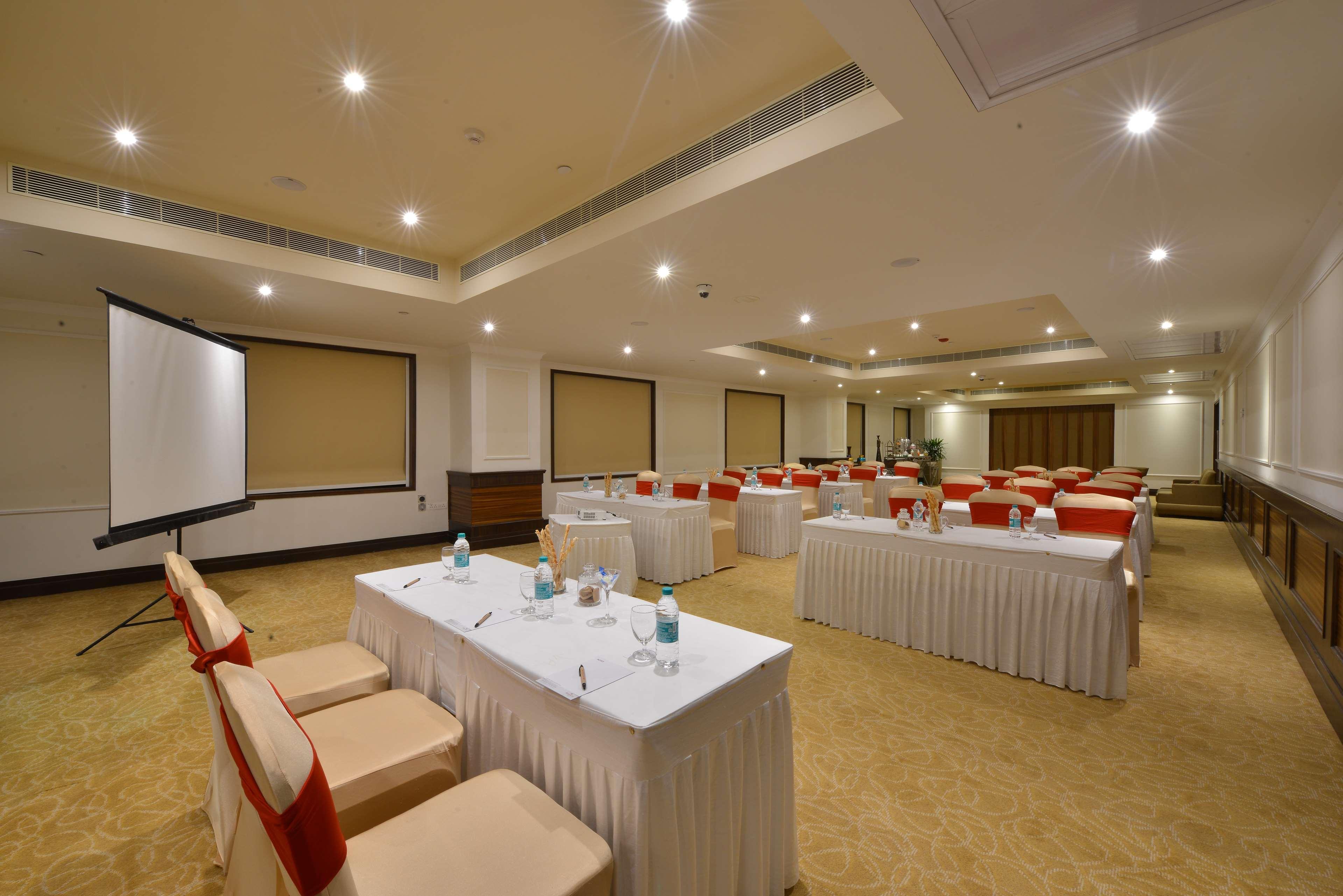 فندق Ramada Plaza شيناي المظهر الخارجي الصورة A meeting room at a hotel