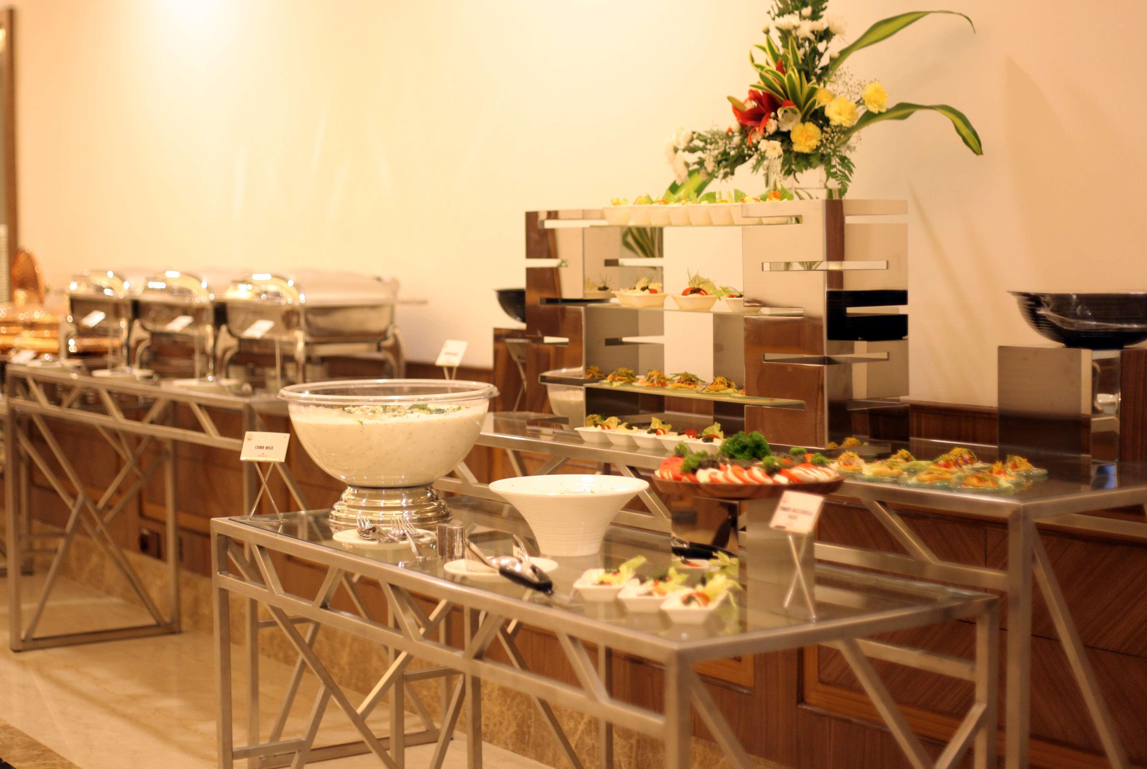 فندق Ramada Plaza شيناي المظهر الخارجي الصورة A buffet table