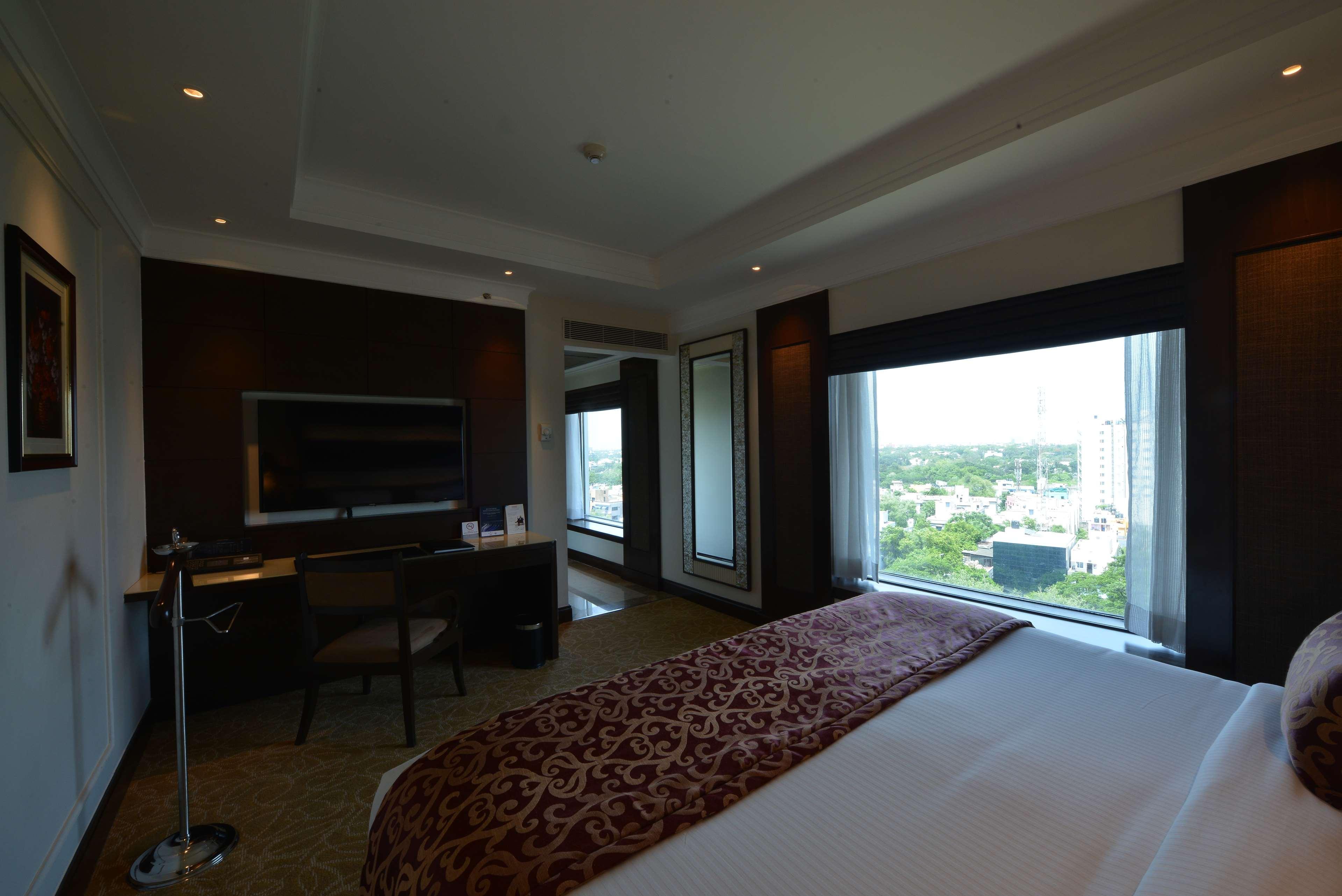 فندق Ramada Plaza شيناي المظهر الخارجي الصورة A room at the hotel
