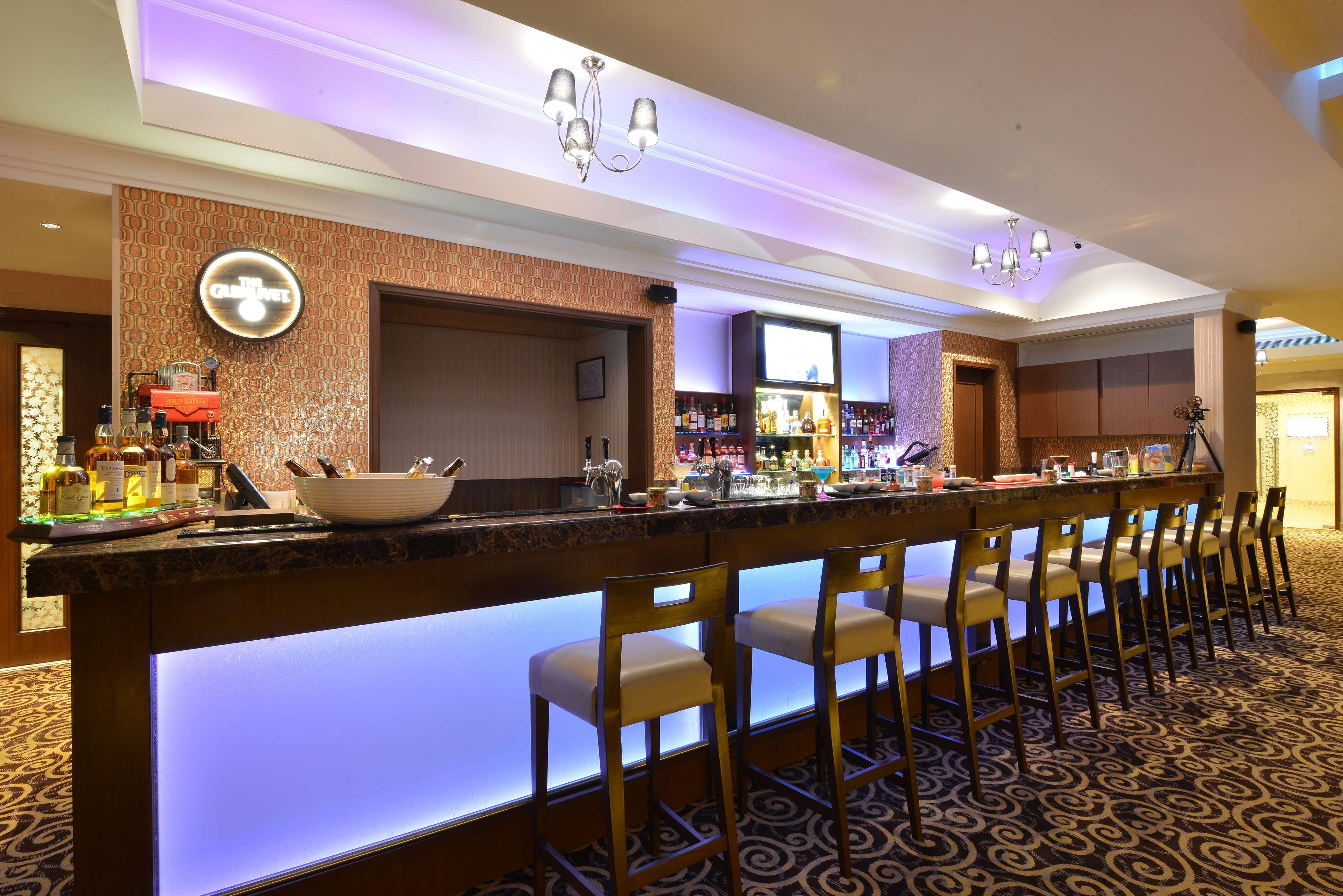 فندق Ramada Plaza شيناي المظهر الخارجي الصورة The bar at the hotel