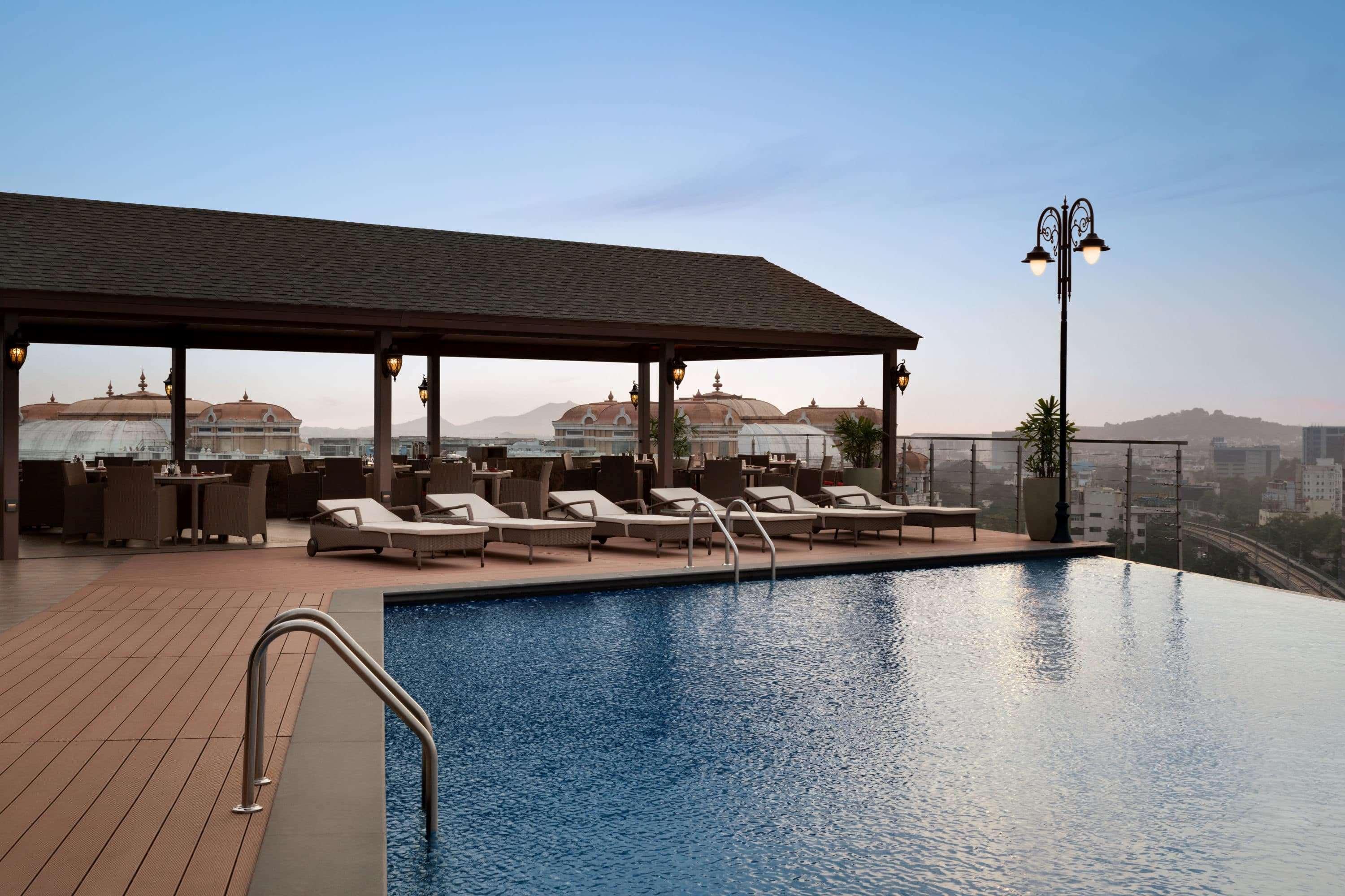 فندق Ramada Plaza شيناي المظهر الخارجي الصورة Rooftop pool at the hotel
