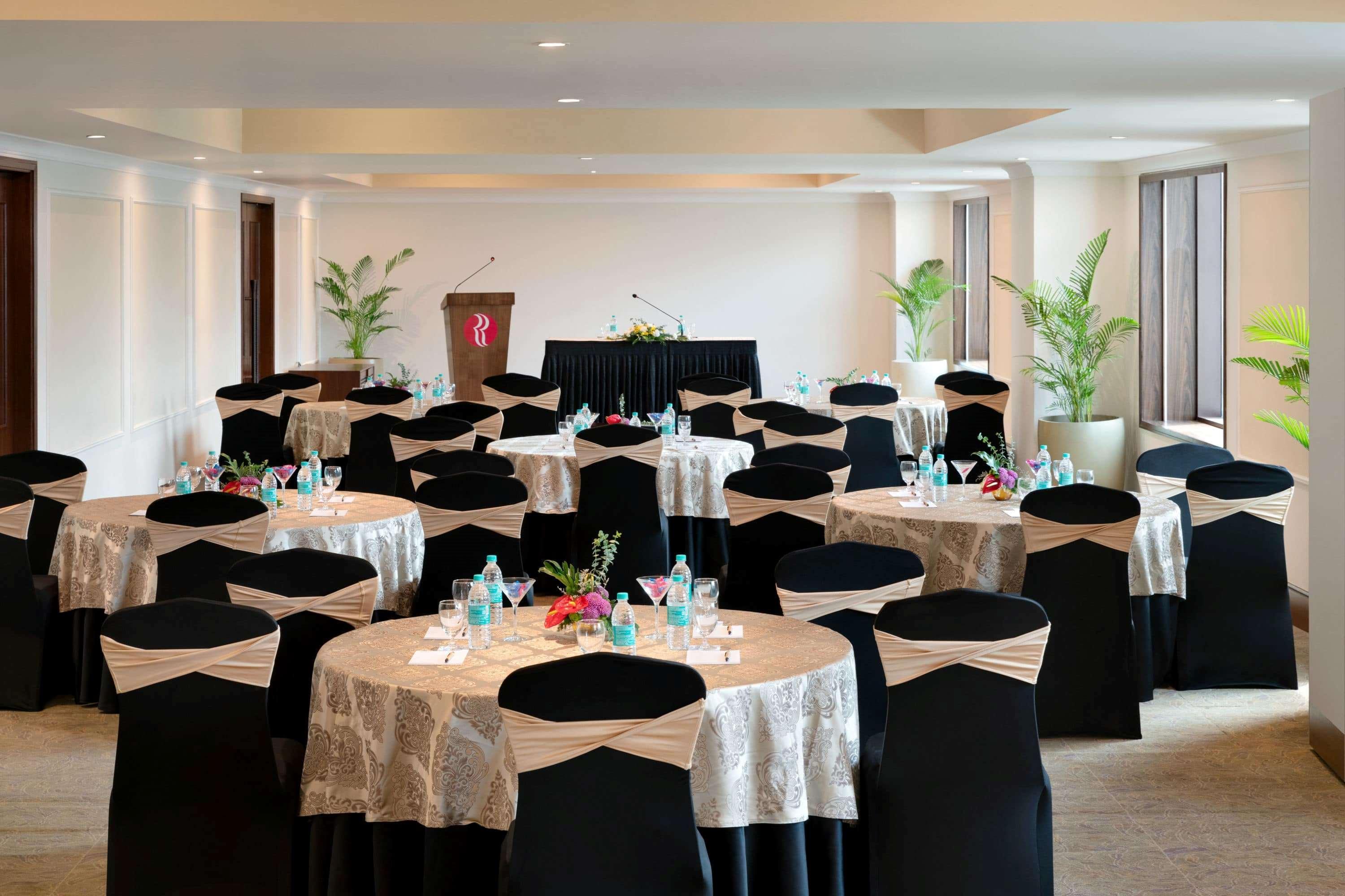 فندق Ramada Plaza شيناي المظهر الخارجي الصورة A meeting room at the hotel