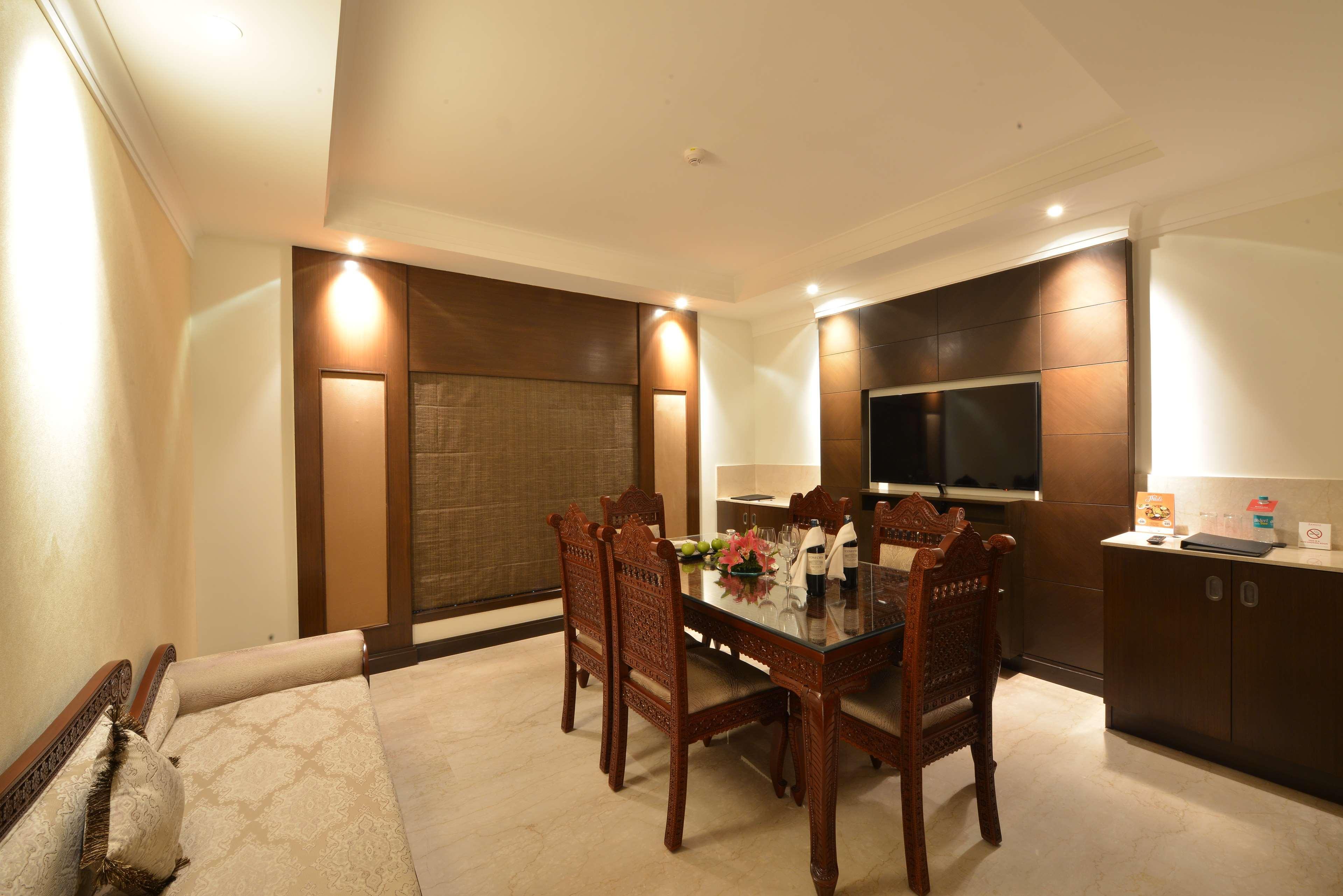 فندق Ramada Plaza شيناي المظهر الخارجي الصورة A living room in a suite at the Taj Mahal Palace, Mumbai