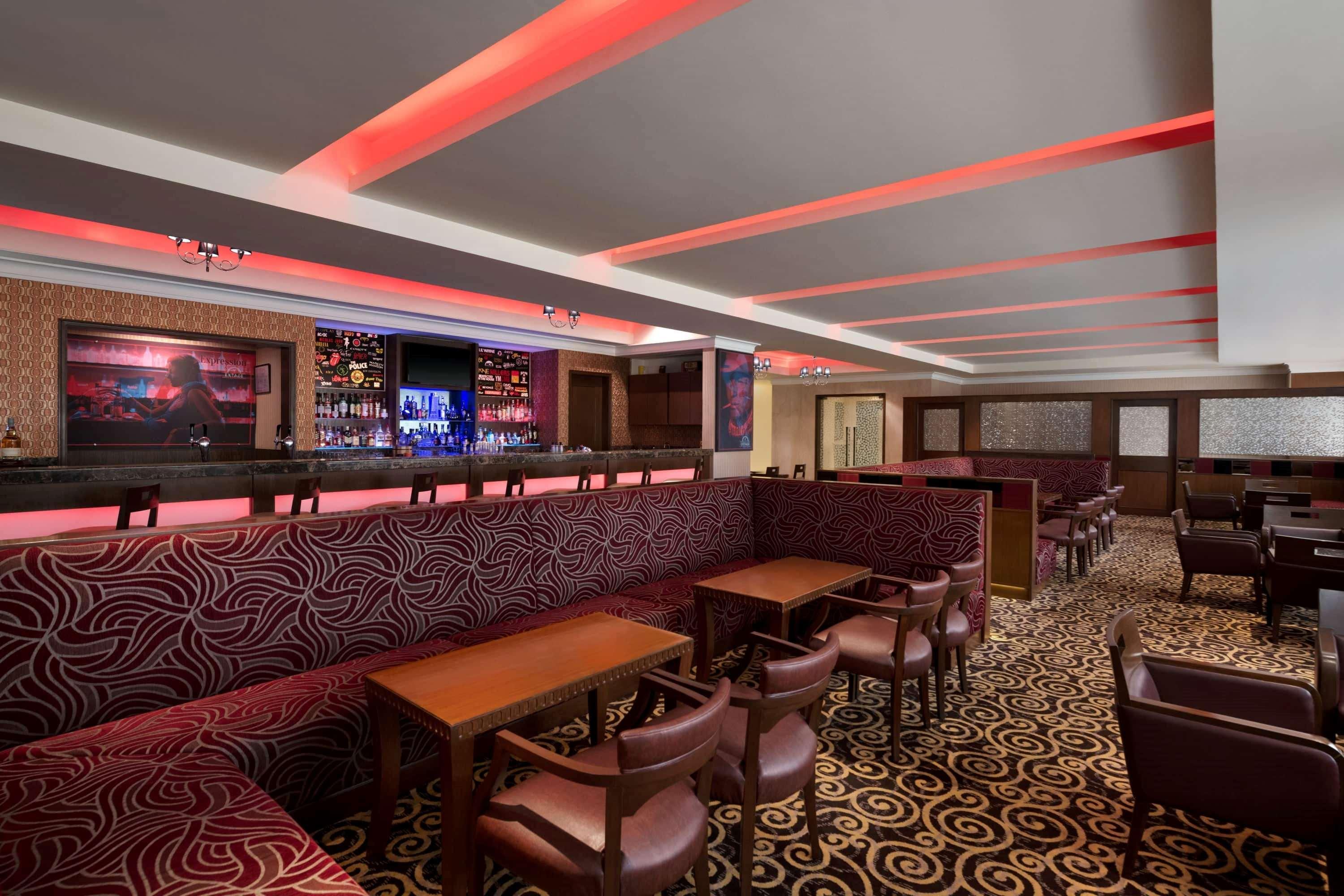 فندق Ramada Plaza شيناي المظهر الخارجي الصورة The interior of the bar