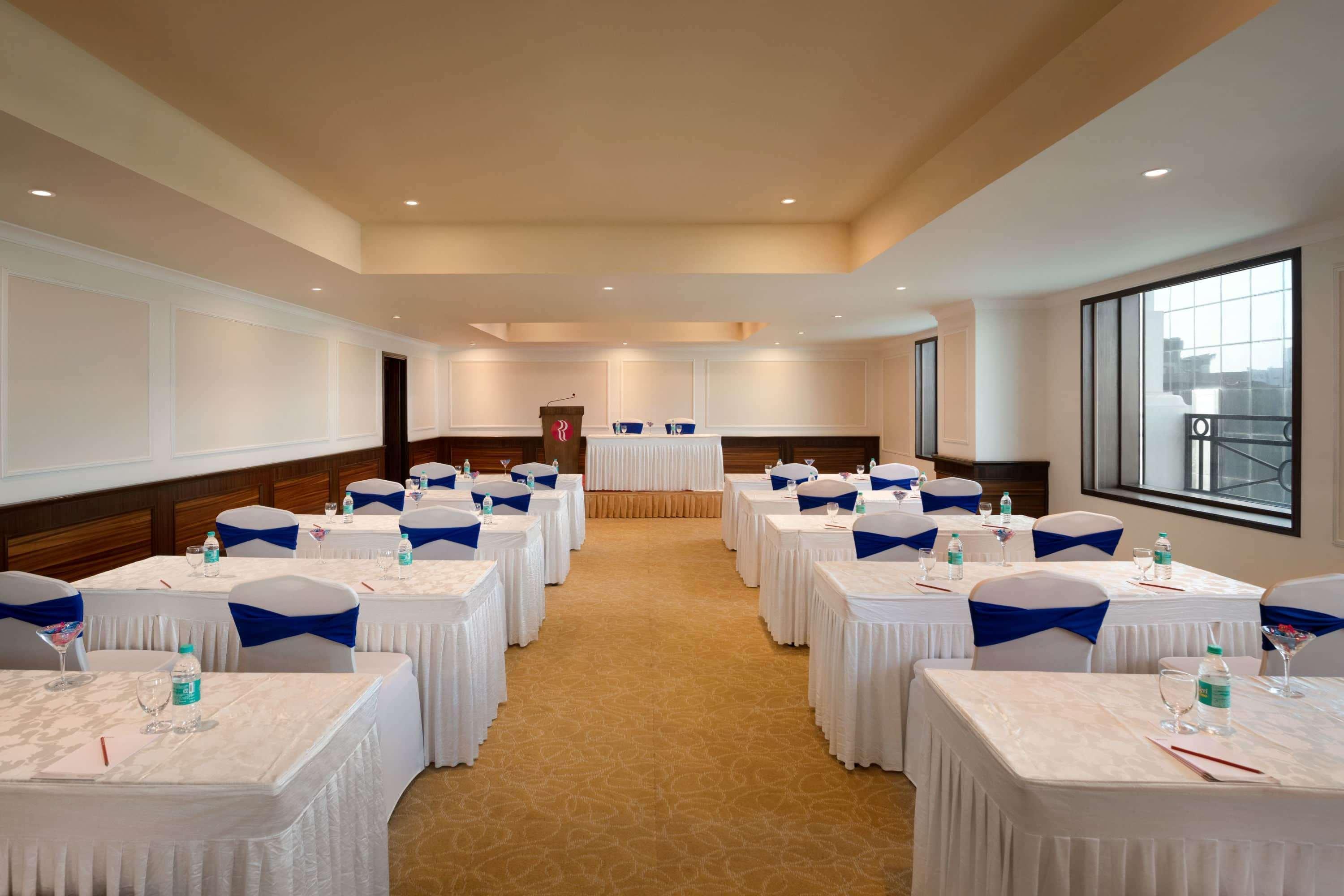 فندق Ramada Plaza شيناي المظهر الخارجي الصورة Meeting room at the hotel