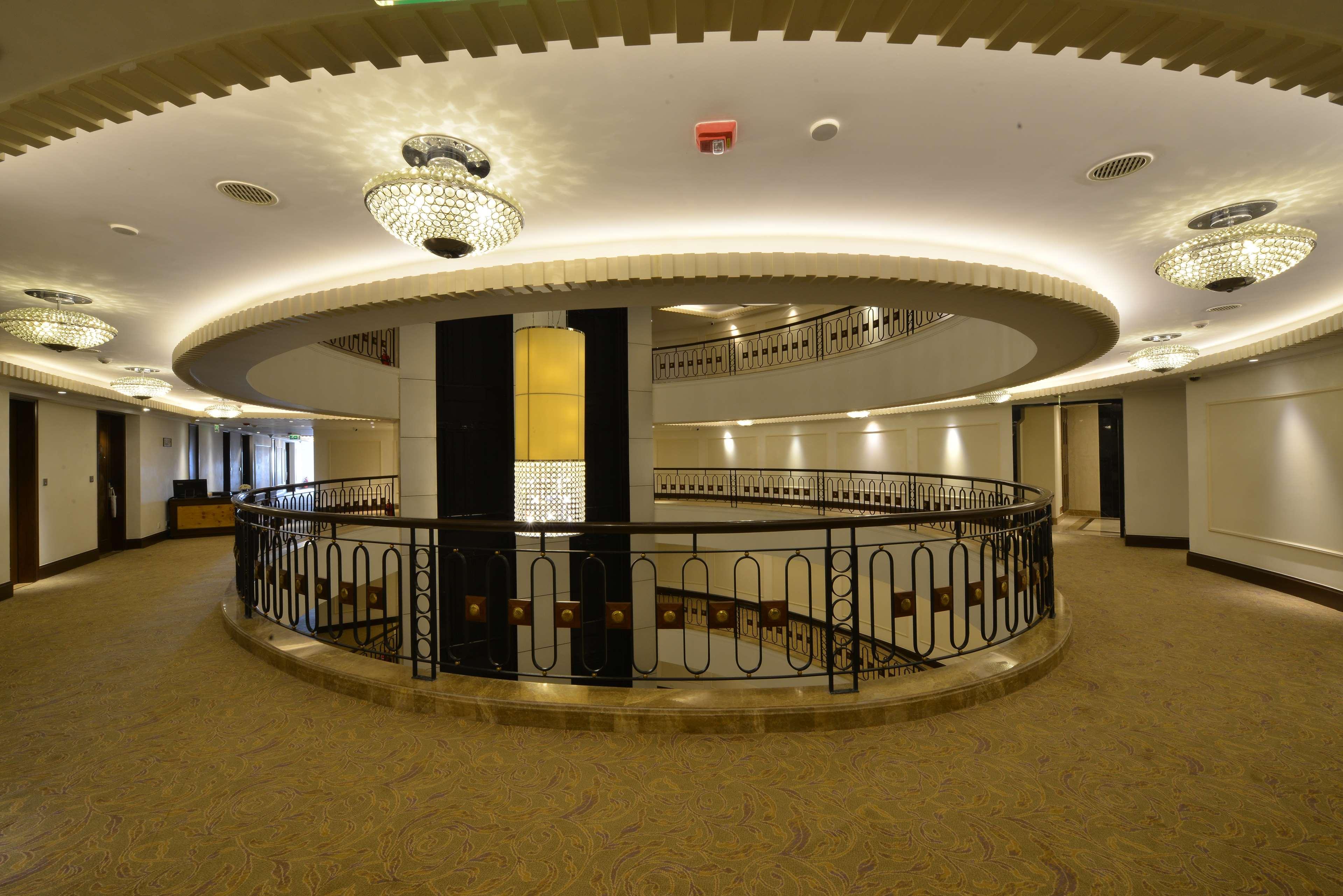 فندق Ramada Plaza شيناي المظهر الخارجي الصورة The interior of the hotel