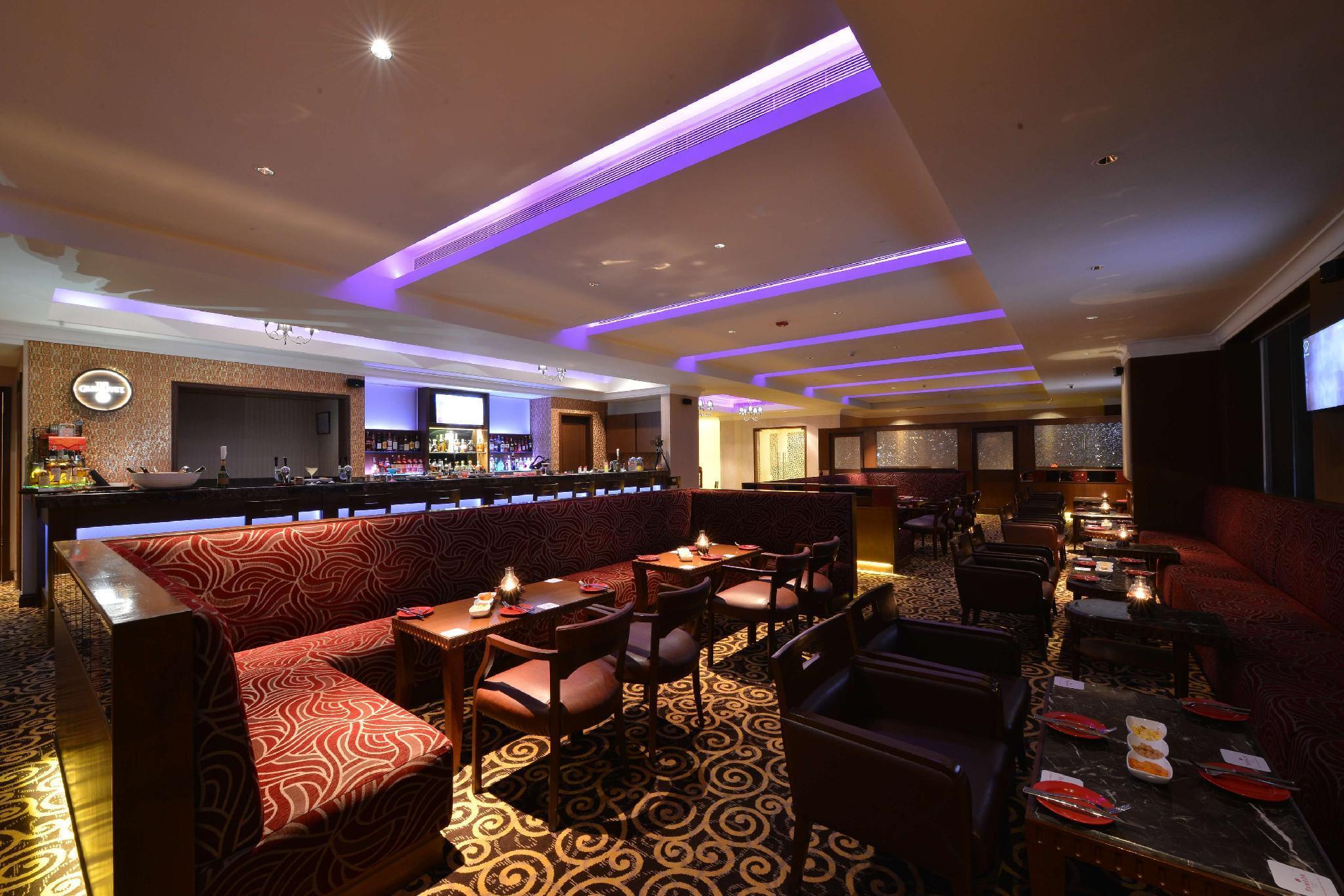 فندق Ramada Plaza شيناي المظهر الخارجي الصورة The interior of the restaurant