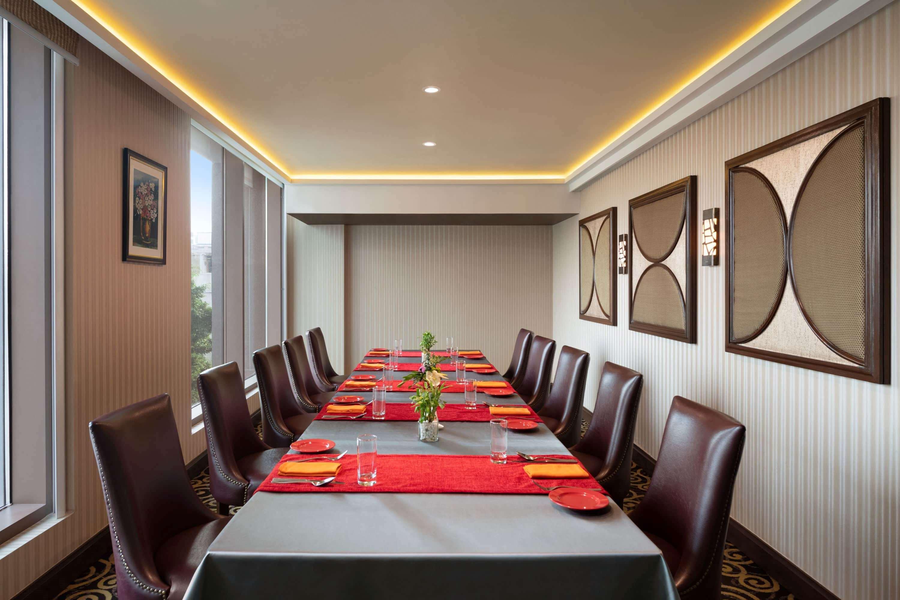 فندق Ramada Plaza شيناي المظهر الخارجي الصورة A private dining room at the hotel