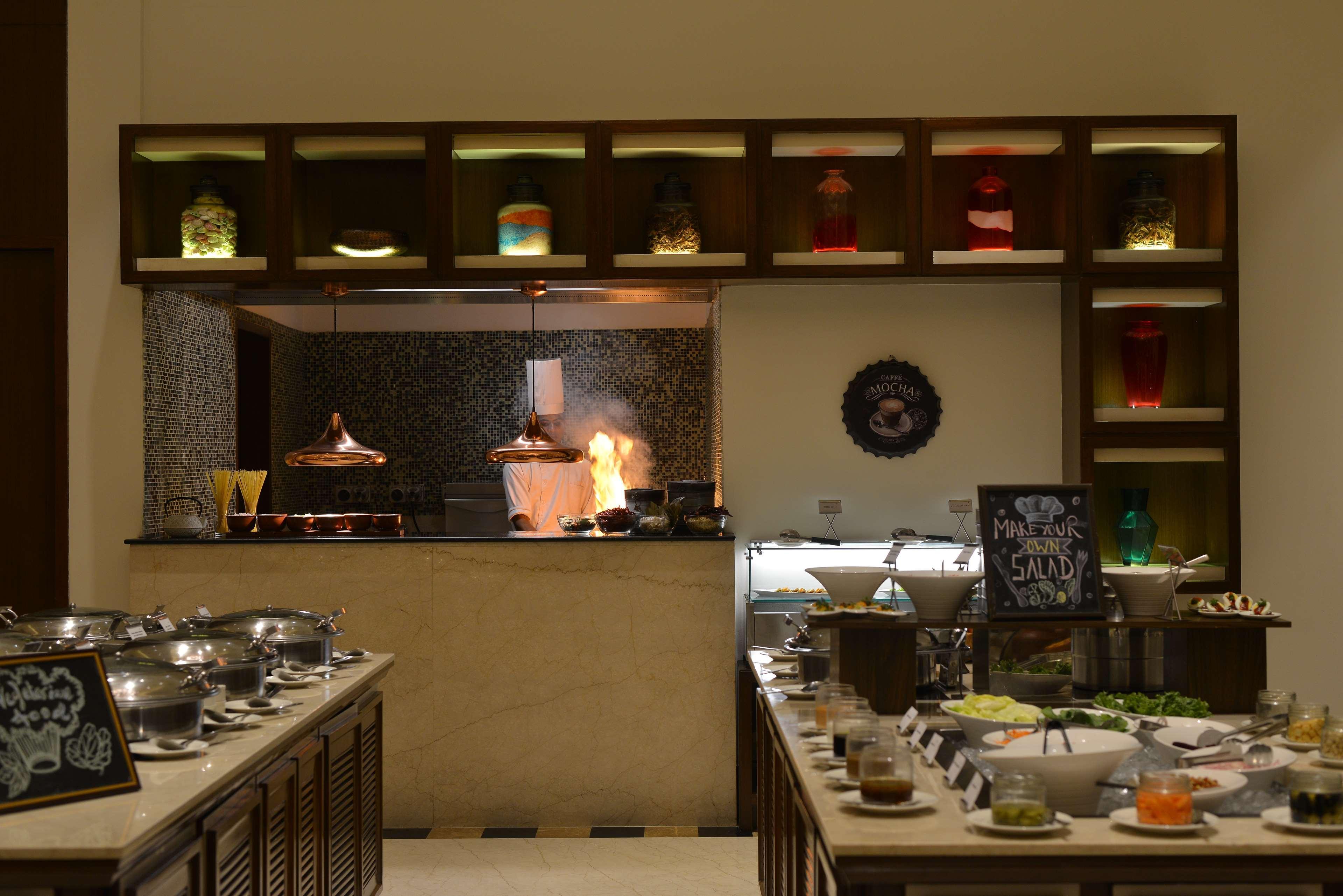 فندق Ramada Plaza شيناي المظهر الخارجي الصورة A live kitchen at a hotel
