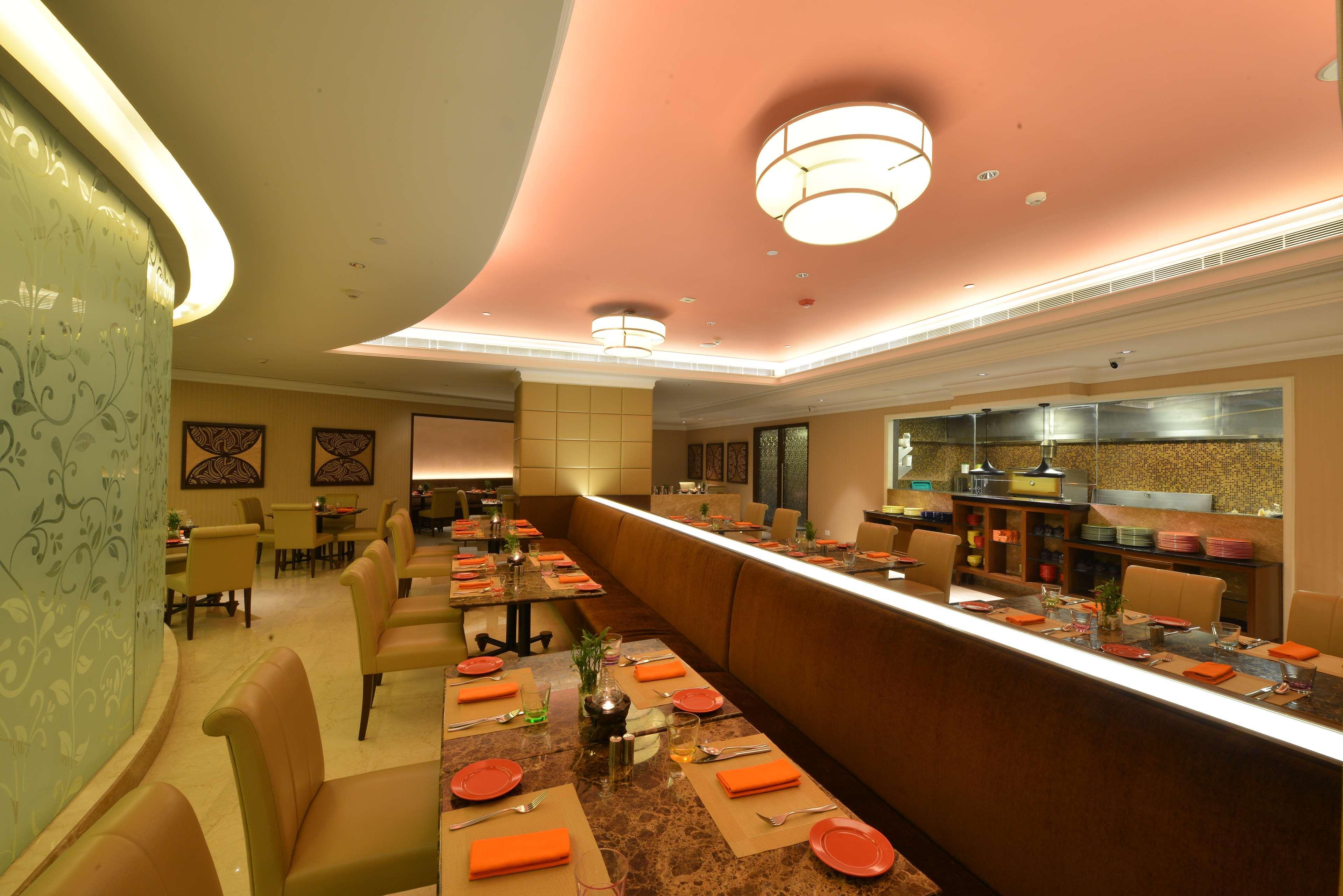 فندق Ramada Plaza شيناي المظهر الخارجي الصورة The interior of the restaurant