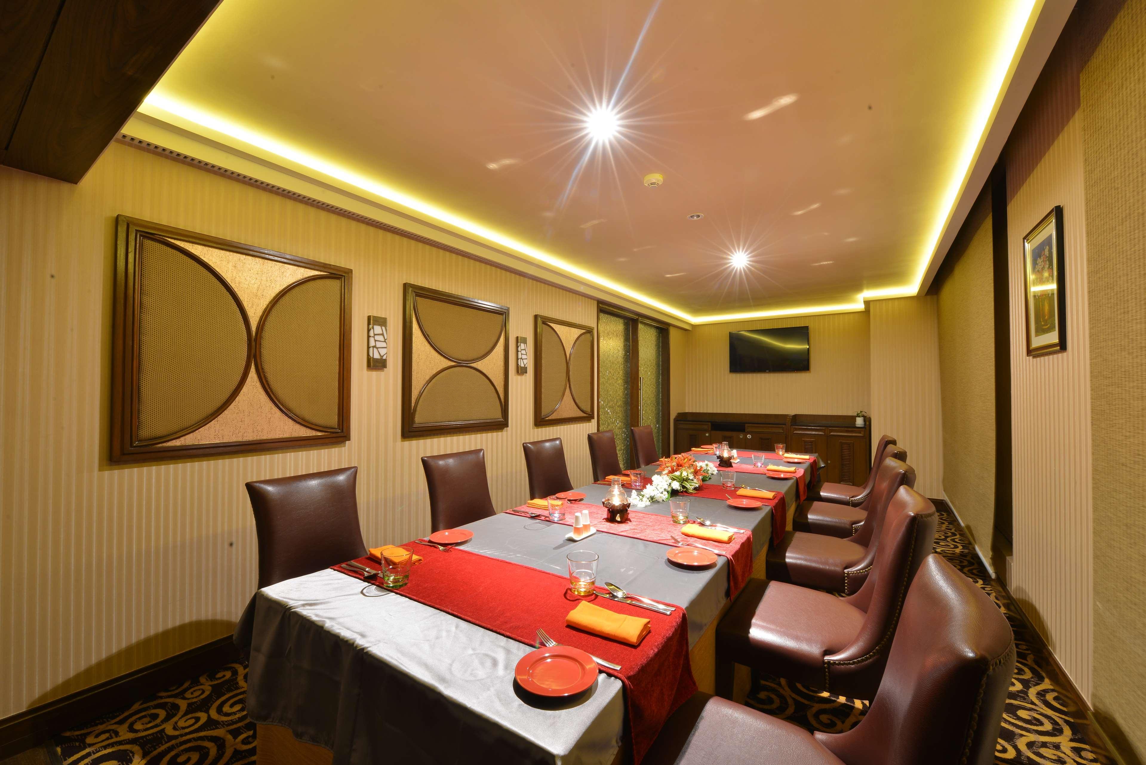 فندق Ramada Plaza شيناي المظهر الخارجي الصورة A private dining room at a hotel