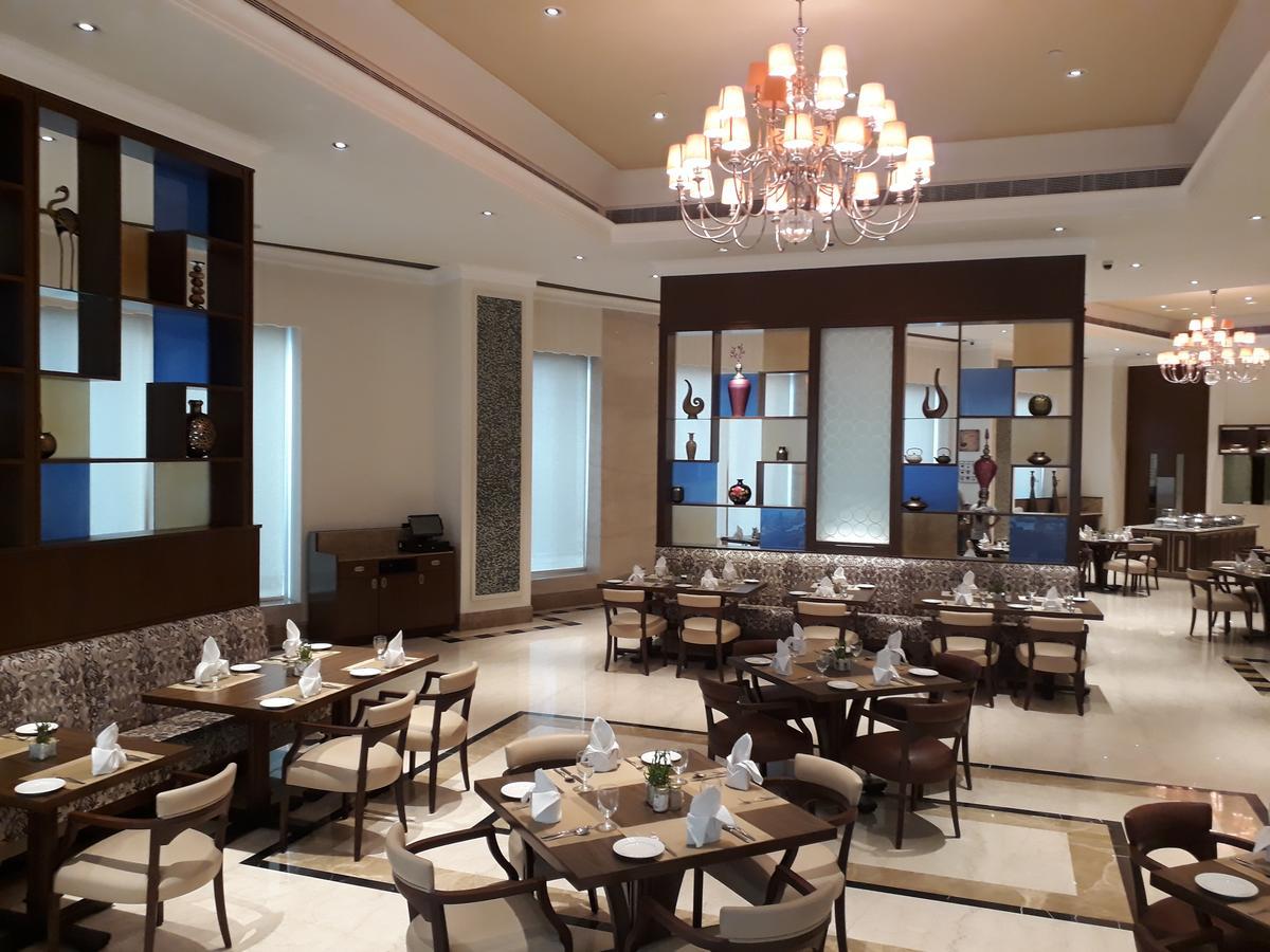 فندق Ramada Plaza شيناي المظهر الخارجي الصورة The restaurant at the hotel