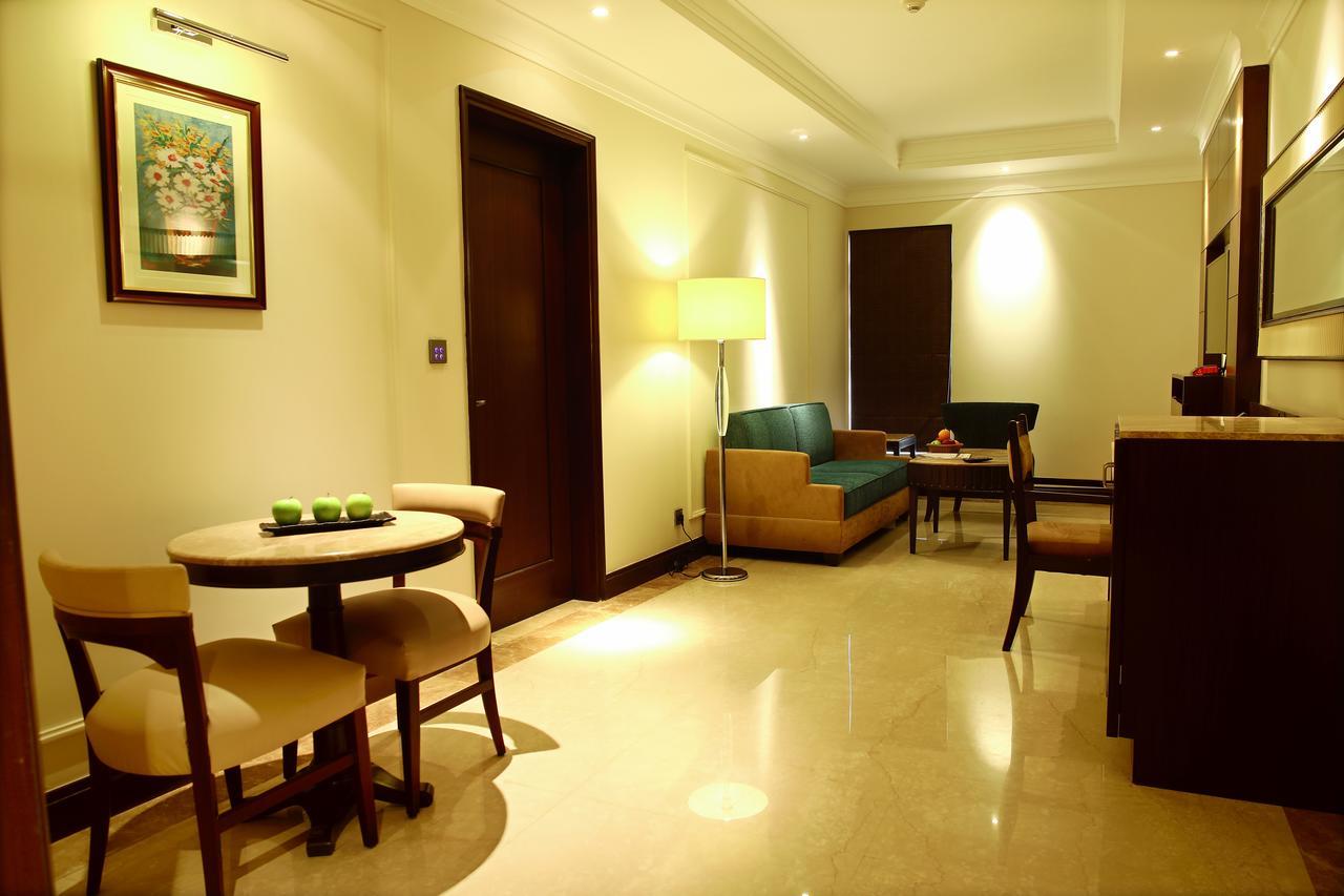فندق Ramada Plaza شيناي المظهر الخارجي الصورة A suite at the Taj Mahal Palace, Mumbai