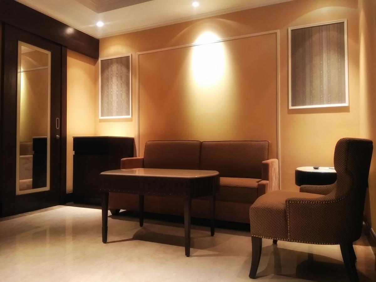 فندق Ramada Plaza شيناي المظهر الخارجي الصورة A living room in a hotel