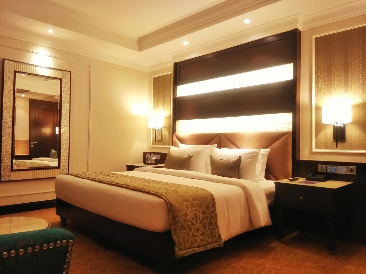 فندق Ramada Plaza شيناي المظهر الخارجي الصورة A bedroom at the Taj Bengal