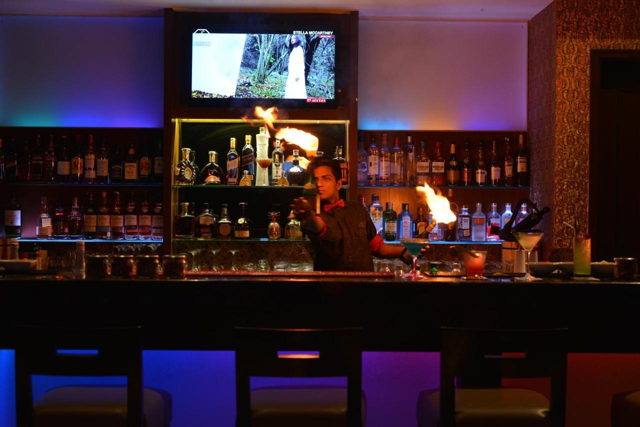 فندق Ramada Plaza شيناي المظهر الخارجي الصورة A bartender at work