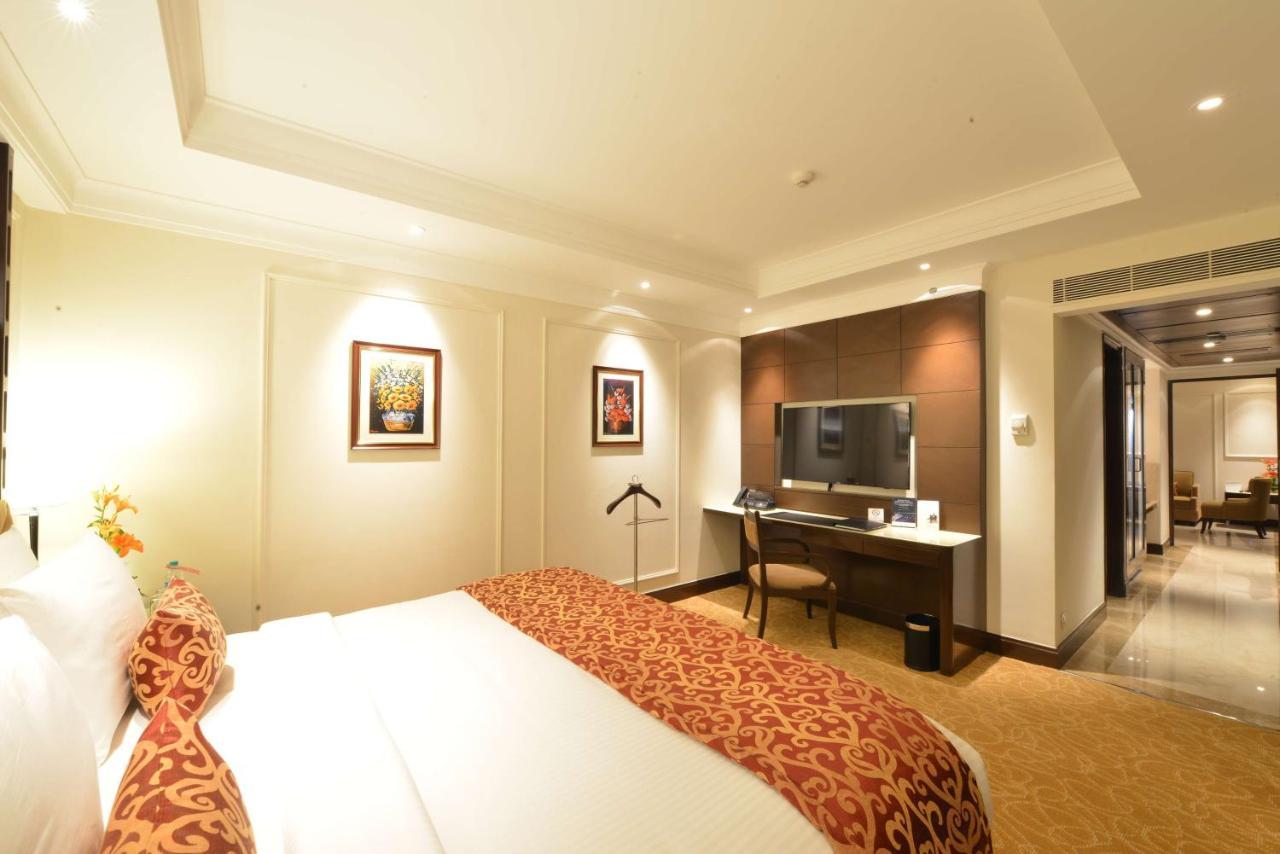 فندق Ramada Plaza شيناي المظهر الخارجي الصورة A room at the hotel