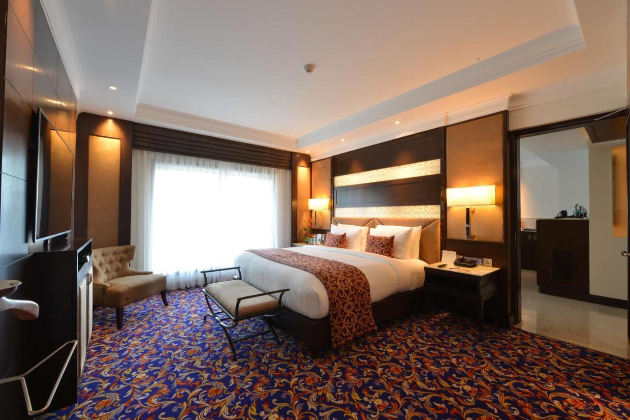 فندق Ramada Plaza شيناي المظهر الخارجي الصورة