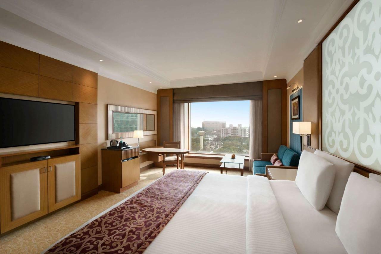 فندق Ramada Plaza شيناي المظهر الخارجي الصورة A room at the hotel
