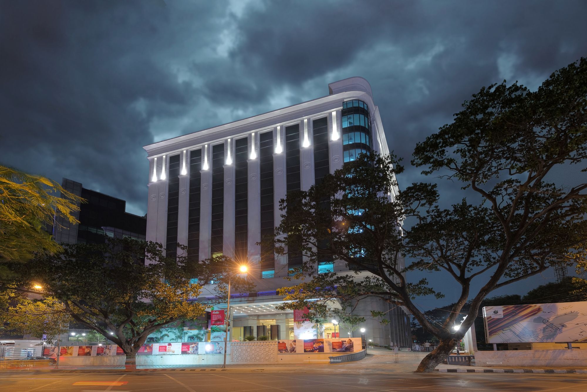 فندق Ramada Plaza شيناي المظهر الخارجي الصورة The hotel at night